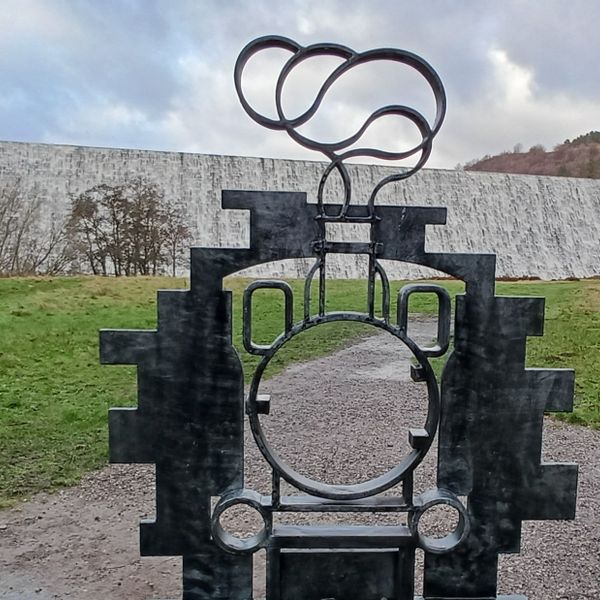 Derwent Dam w sculpture.jpg